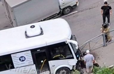 Во Владивостоке 29 июля автобус 39-го маршрута врезался в леера