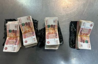 Китаец попытался вывезти на себе из Приморья 3,4 млн рублей