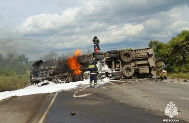 В Приморье на федеральной трассе перевернулся и загорелся грузовик
