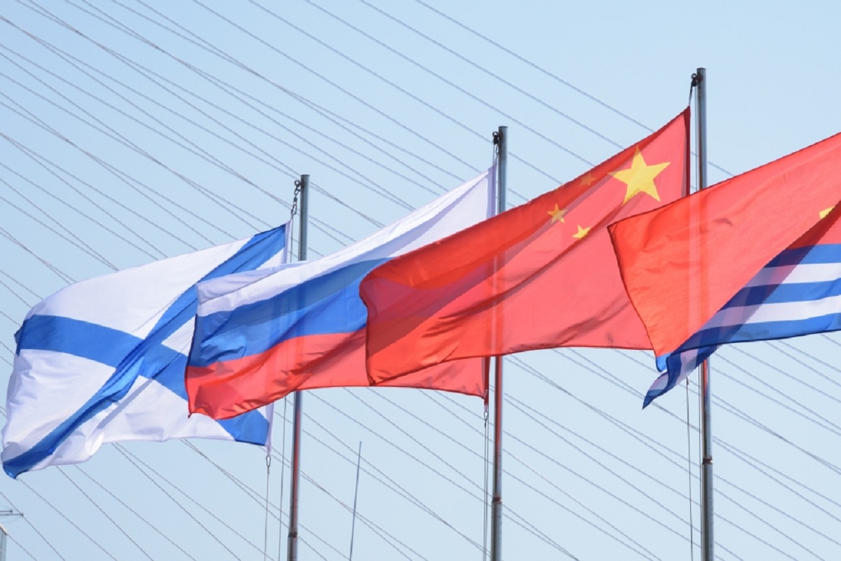 Флаги России и Китая
