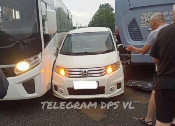 «Пытается смыться, газует!»: странное ДТП произошло утром в Приморье (видео)