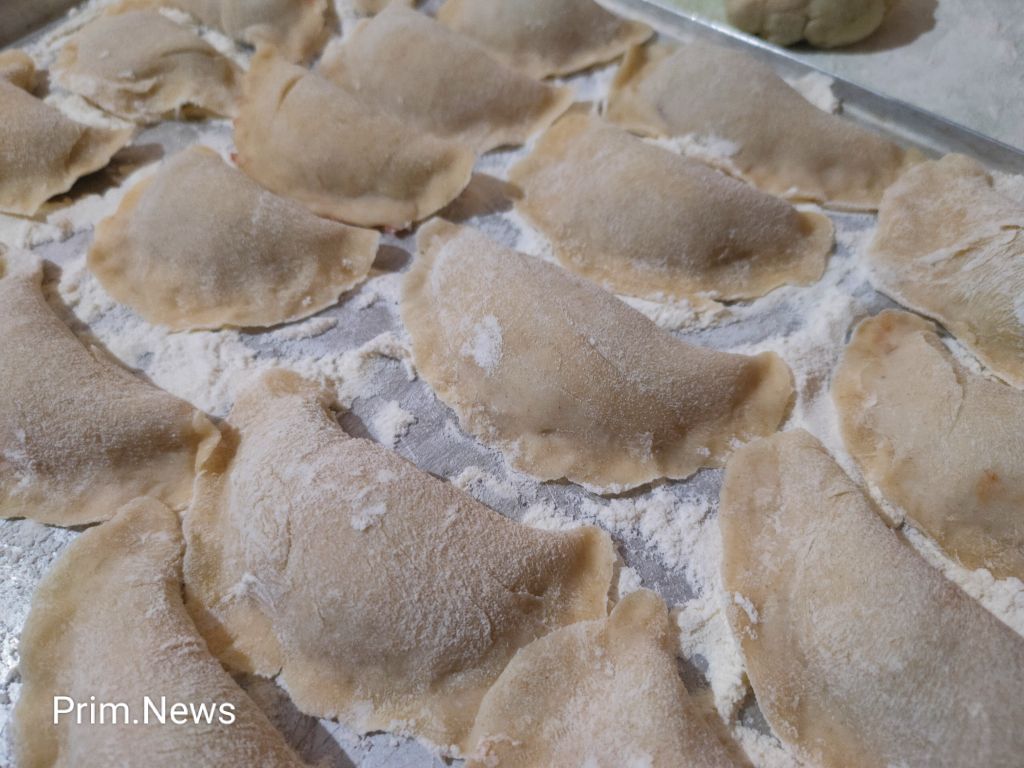 На предприятии в Приморье выпустили плесневелые пельмени