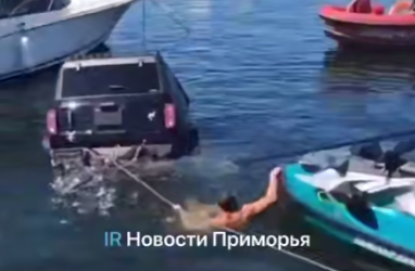 Во Владивостоке в яхт-клубе ушёл под воду дорогостоящий джип Ford Bronco