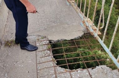 Жители приморского Уссурийска пожаловались на разрушающийся мост