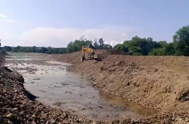 В Приморье продолжается очистка русел рек (сводка)