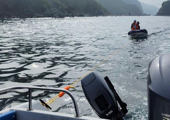 В Приморье два рыбака оказались в открытом море на лодке с заглохшим мотором