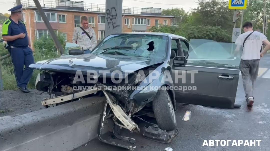 Во Владивостоке в ДТП жёстко раскурочило «Ниссан». Прибыли пожарные и скорая