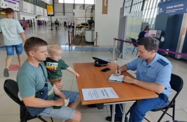 В аэропорту Владивосток открылась мобильная приёмная прокуратуры