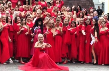 «Женщины мира в красных платьях» продефилировали по центру Владивостока