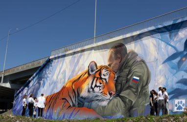 Мурал с Путиным и тигром открыли во Владивостоке