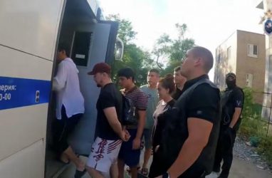 В промзоне Владивостока провели рейд по мигрантам