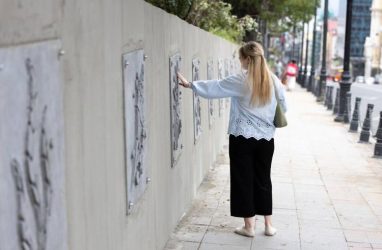 Подпорную стену в центре Владивостока украсили барельефами на морскую тематику