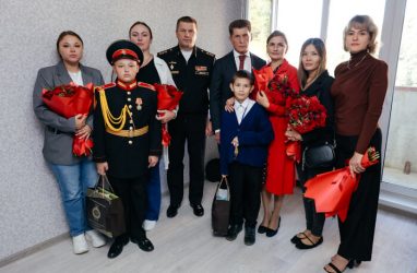 Во Владивостоке передали квартиры восьми семьям погибших участников СВО