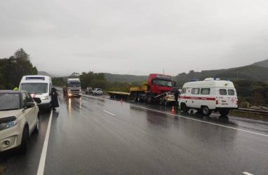 В Приморье грузовик врезался в легковушку: погибла 65-летняя автомобилистка