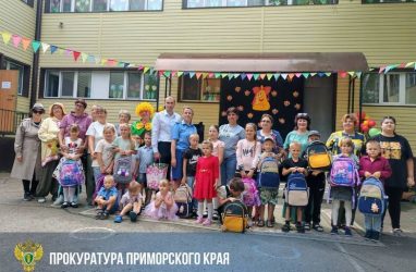 Прокуроры помогли собраться в школу жителям Приморья