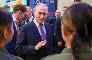 «Унесёт вас ещё ветром»: Путин пошутил про дальневосточных девушек-курсанток