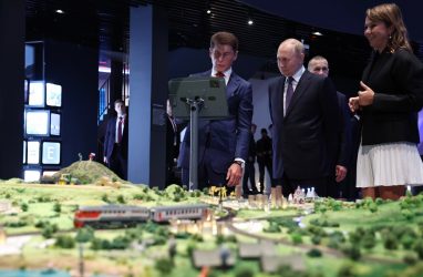 Путин побывал в виртуальном лесу в филиале центра «Россия» во Владивостоке