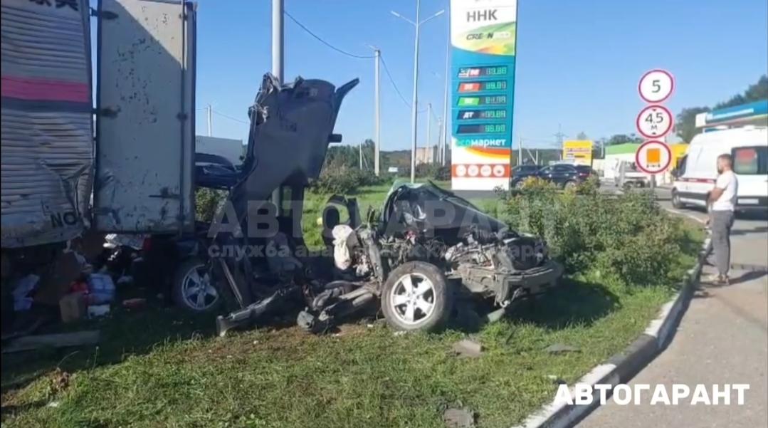 Subaru разворотило в клочья в ДТП с грузовиком в Приморье (видео)