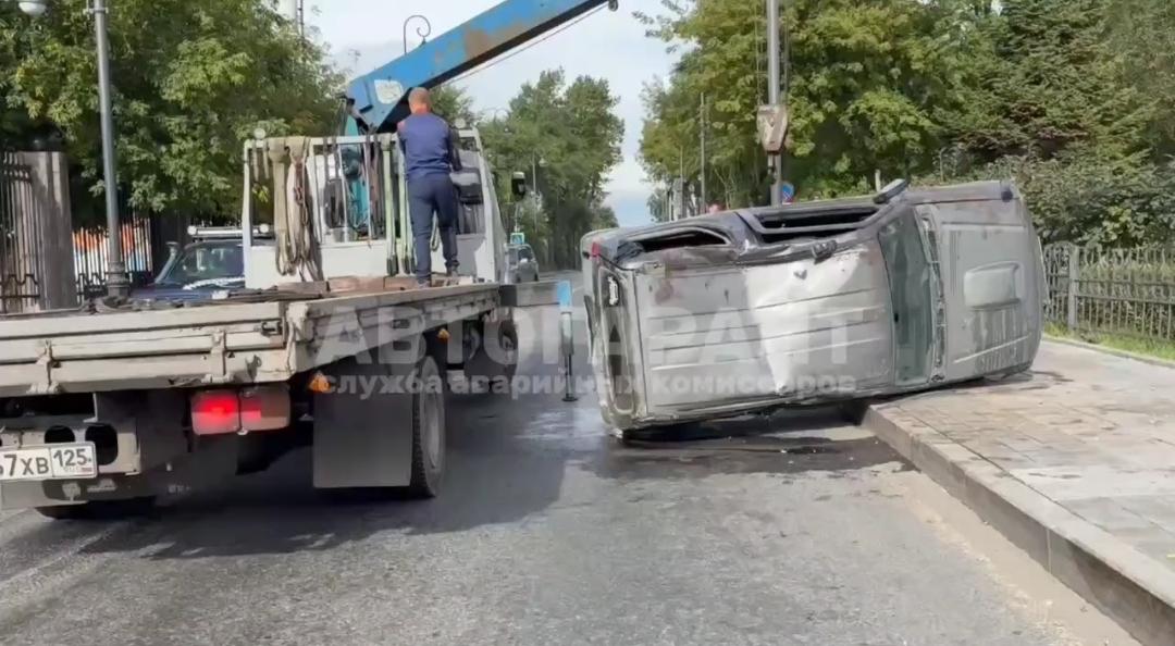 Автомобиль опрокинулся в центре Владивостока (видео)
