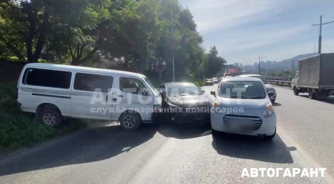 Во Владивостоке микроавтобус скатился на дорогу с косогора, устроив ДТП — видео