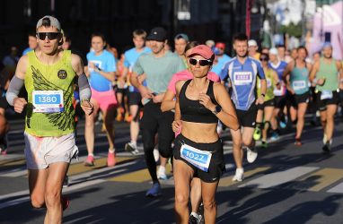 69-летний хабаровчанин Унжаков пробежал 42,2 км во Владивостоке