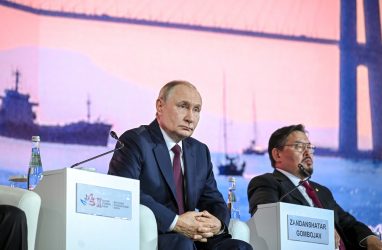 Путин после пленарного заседания ВЭФ-2025 вернулся за оставленными документами