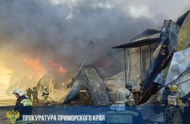 В Приморье для тушения пожара на складе задействовали пожарный поезд