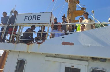 Иностранцы с задержанного в Приморье судна получили зарплату за июнь и июль