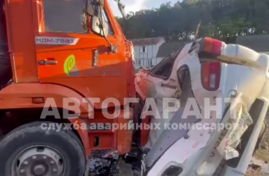 В пригороде Владивостока коммунальный КАМАЗ протаранил Mitsubishi Delica