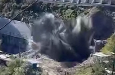 Во Владивостоке несколько машин повредило от контролируемого взрыва