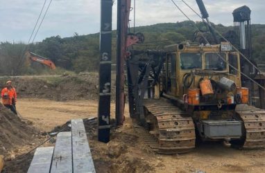 Свайные работы продолжаются на стройке временного моста в Уссурийском округе