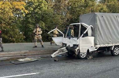 Кабину грузовика сплющило после столкновения с автобусом во Владивостоке