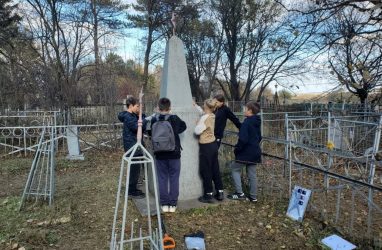 На территории Воздвиженского кладбища в Приморье реставрируют воинские кладбища