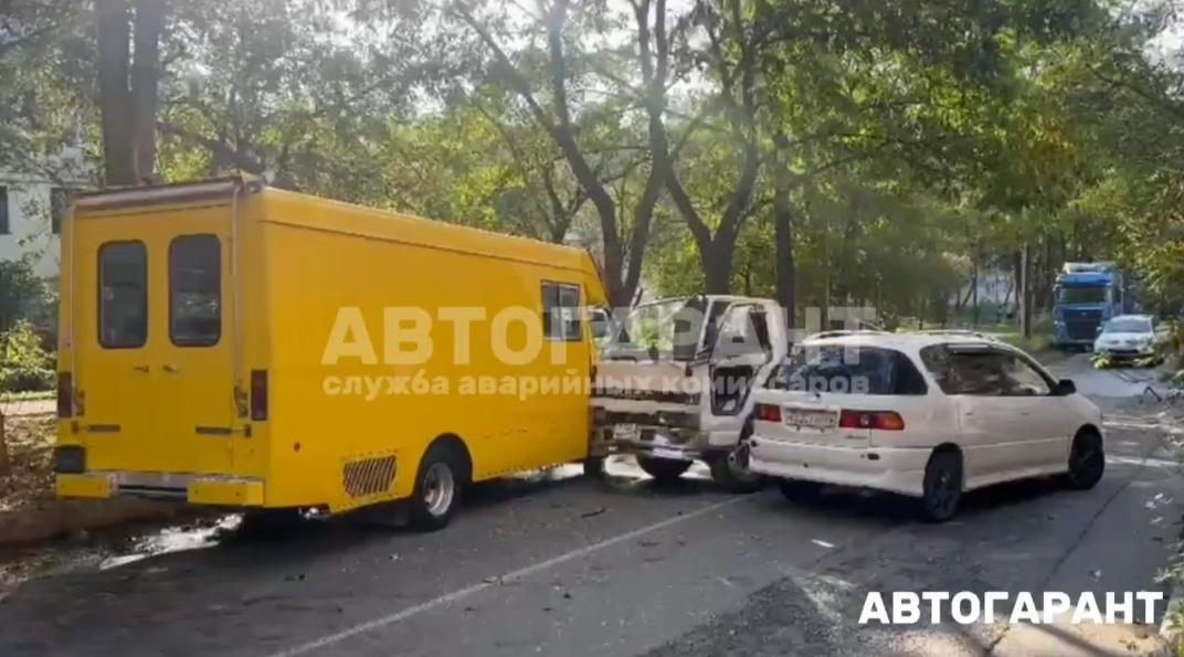 Во Владивостоке жёлтый фургон выехал на «встречку» и устроил ДТП (видео)
