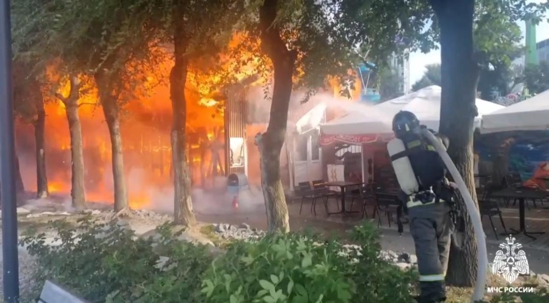 Появилось видео с полыхающим кафе во Владивостоке. Возгорание уже ликвидировали