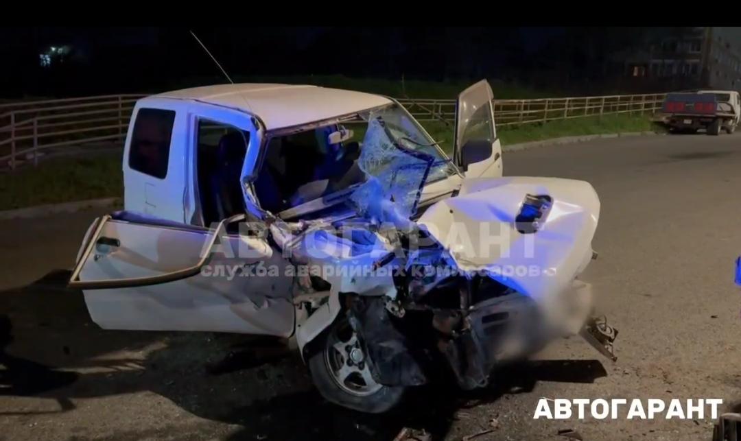 Водитель погиб на месте ДТП во Владивостоке, врезавшись в полуприцеп — видео