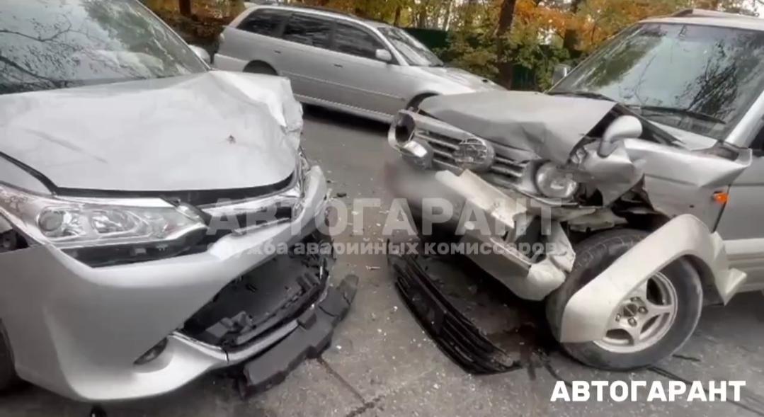 Водитель без ОСАГО устроил лобовое ДТП во Владивостоке — видео