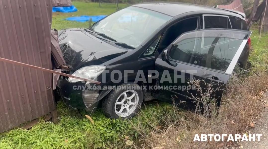 Бесправник «влетел» в забор в Уссурийске (видео)