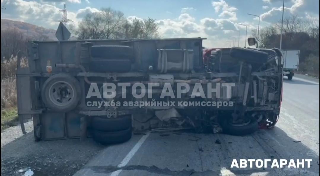 В Приморье в ДТП опрокинулся грузовик при стокновении с BMW (видео)
