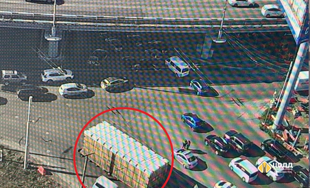 Большегруз оборвал троллейбусные провода во Владивостоке (фото)