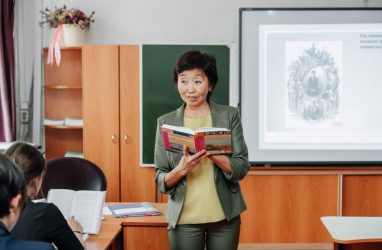 Около сотни учителей из других субъектов РФ привлекли в школы Владивостока