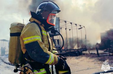 В пригороде Владивостока загорелся мусорный полигон