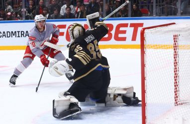 Хоккеисты «Адмирала» проиграли «Северстали» со счётом 1:4