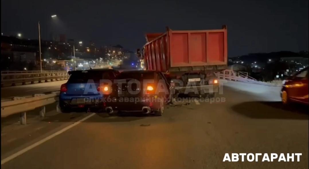 Жёсткое ДТП со самосвалом и двумя легковушками произошло во Владивостоке
