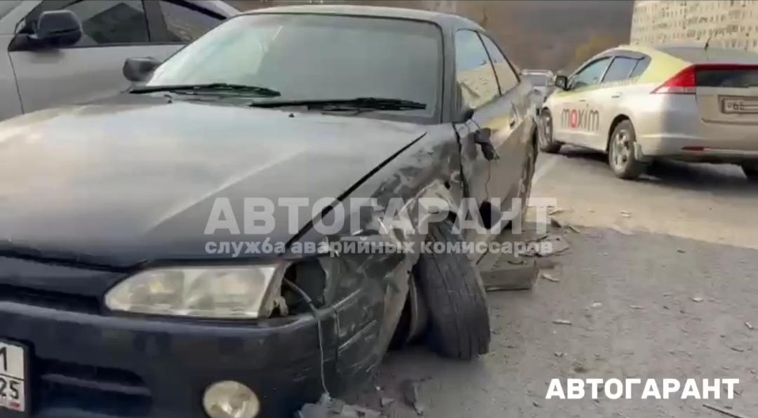 В Приморье водитель хотел объехать припаркованное авто и попал в жёсткое ДТП