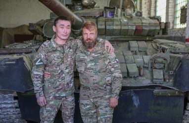 Сказку по мотивам подвига танка «Алёша» подарили дальневосточникам в зоне СВО