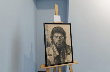 Во Владивостоке открыли выставку о художнике Джоне Кудрявцеве (фото)