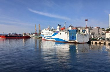 Пассажиров парома из Южной Кореи во Владивостоке встречали военные следователи