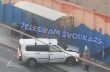 Машина врезалась в автобусную остановку у ТЦ «Зелёный остров» во Владивостоке