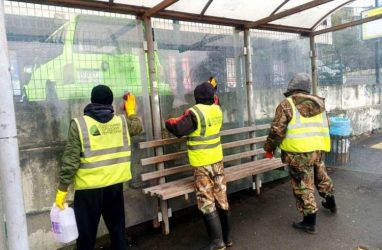 Во Владивостоке несмываемые вандальные надписи приходиться закрашивать